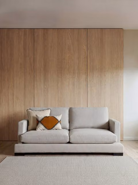 Divano 2 posti Crate Kenay Home colore perla con cuscini coordinati