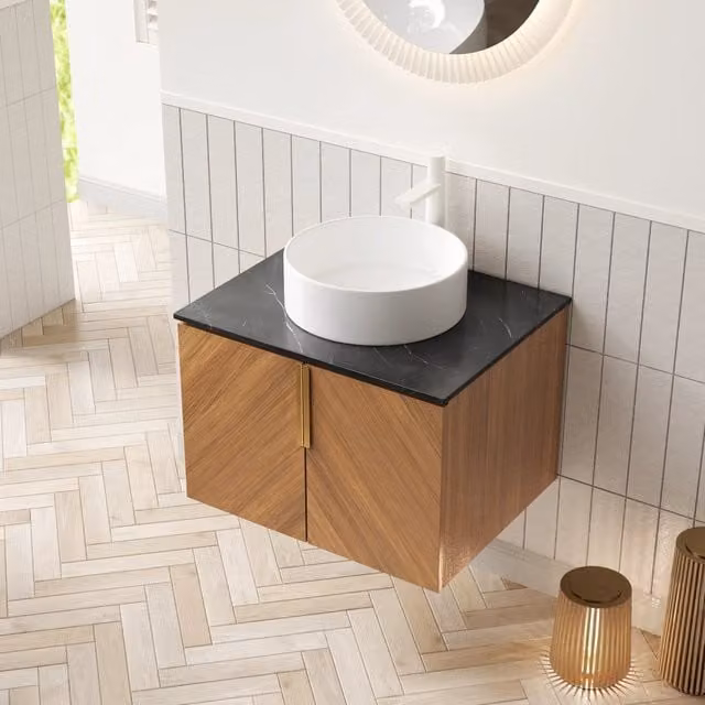 Mobile bagno sospeso con lavabo rotondo in ceramica, piano nero e mobile in compensato effetto rovere