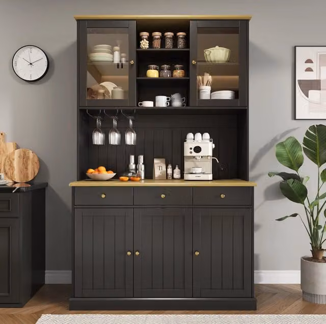 Buffet alto 120×40×191 cm con ante in vetro, portabicchieri integrato e prese USB, maniglie nere e dorate