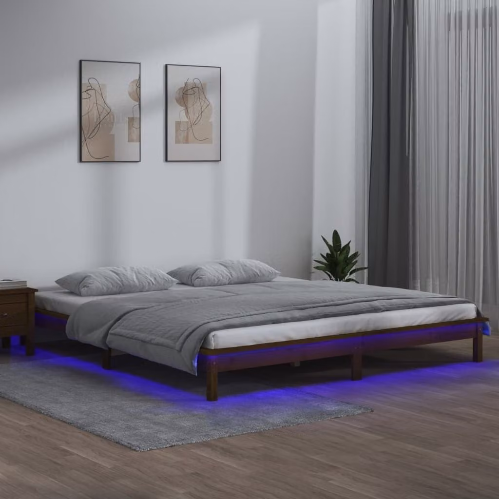 The Living Store Letto in legno massiccio con LED marrone miele 140x200 cm
