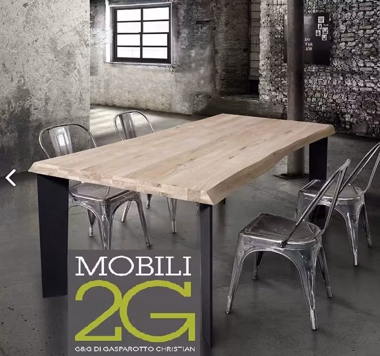 Tavolo da pranzo rettangolare in legno di rovere massello con nodo aperto e struttura in metallo stile industrial Mobili 2G L: 180 cm, P: 90 cm, H: 78 cm