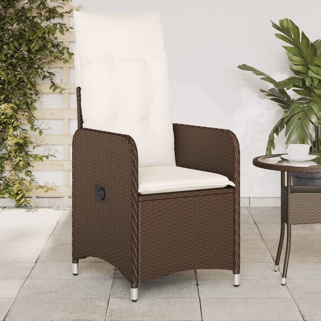 Sedia reclinabile da giardino vidaXL in polyrattan marrone con cuscini bianchi e struttura in metallo