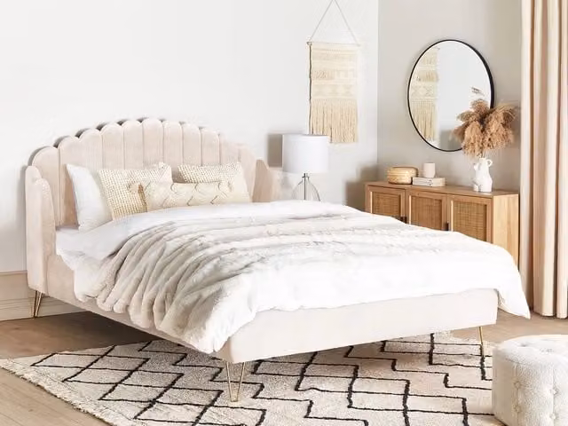 Letto Beliani in velluto beige con testata capitonné e rete a doghe in legno L/P: 180 x 200 cm