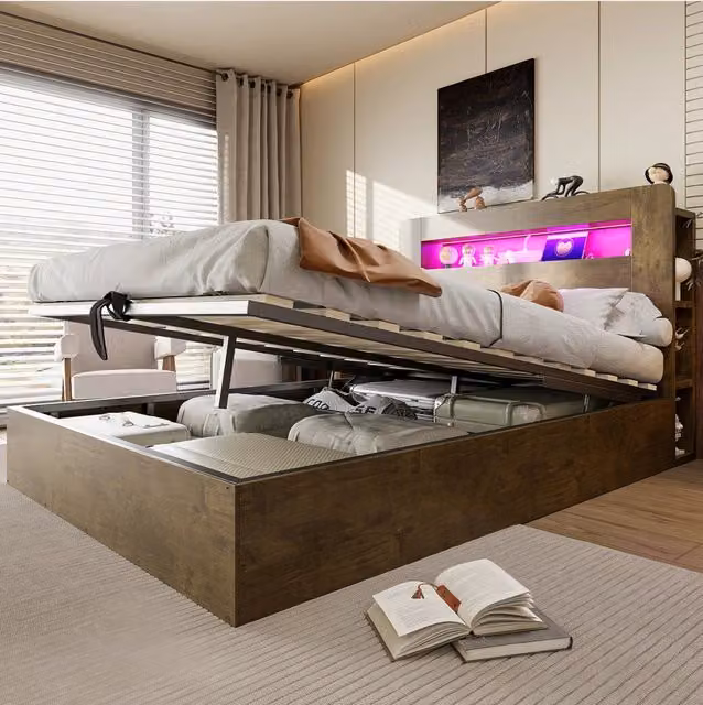 Letto 140x200 cm con contenitore idraulico; LED e prese in legno colore naturale