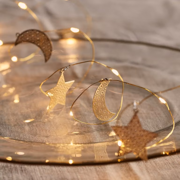 Catena luminosa con 20 LED bianco caldo, motivo luna e stelle, color oro, timer, lunghezza 1,9 metri