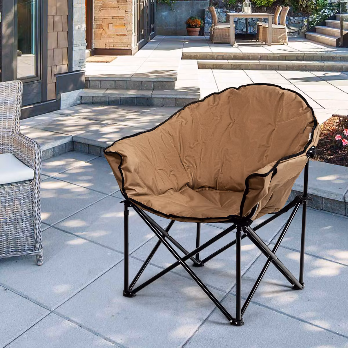 Sedia pieghevole da campeggio rotonda Costway con cuscino e porta bicchiere, colore marrone
