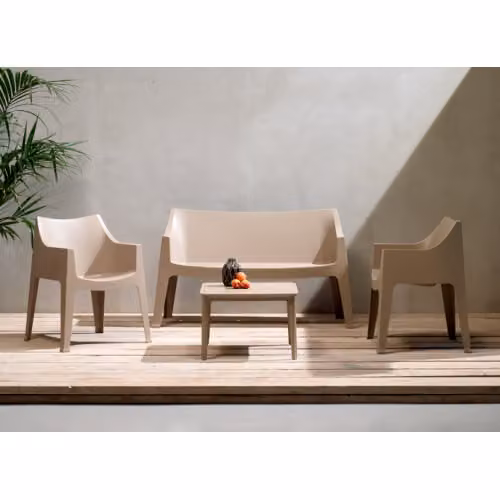 Divanetto da giardino Coccolona dal design essenziale in tecnopolimero Scab Design