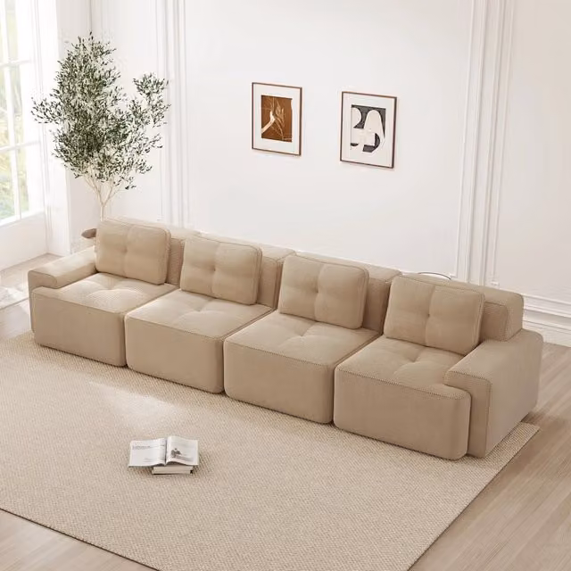 Divano modulare con seduta profonda, schienale curvo e base antiscivolo in tessuto a coste beige senza montaggio