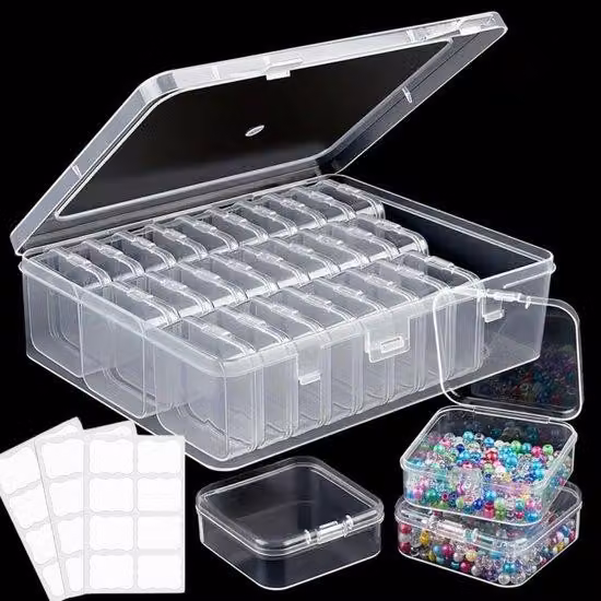 Contenitore trasparente Unyqoos® con 36 scomparti, in plastica, dotato di coperchio pieghevole che protegge dalla polvere. Include etichette scrivibili per gioielli e piccoli oggetti
