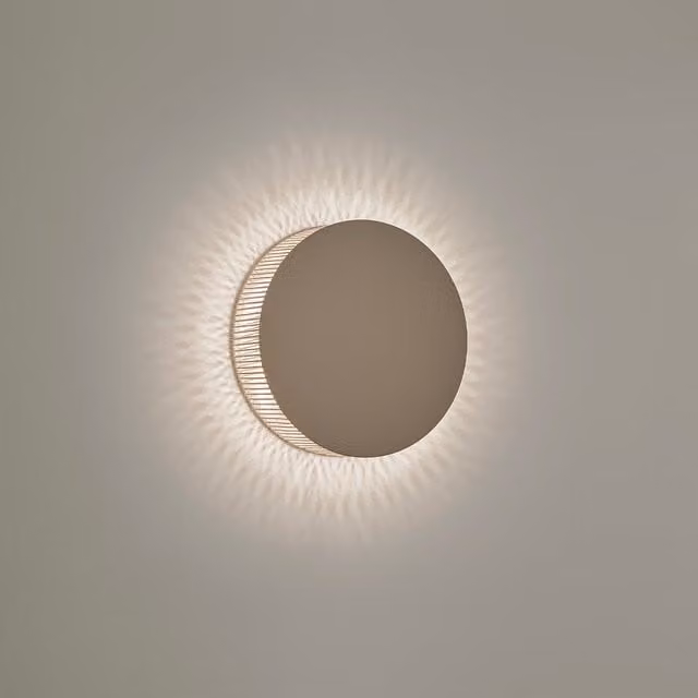 Applique Bover Helios in tessuto bianco e beige con luce LED dimmabile orientabile verso l'alto
