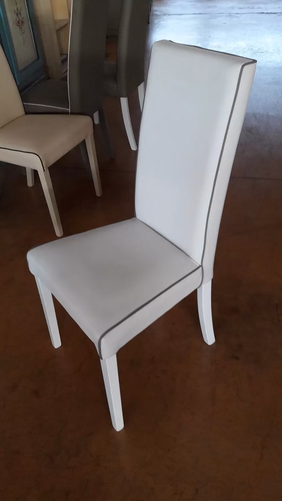 Set di 2 sedie imbottite in ecopelle bianca con dettagli tortora Mobili 2G – 2