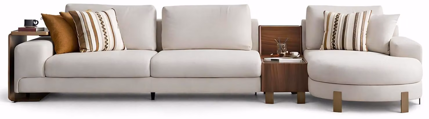 Divano ad angolo a forma di L, rivestito in tessuto beige, design moderno e minimalista, imbottitura morbida, con mini tavolini integrati