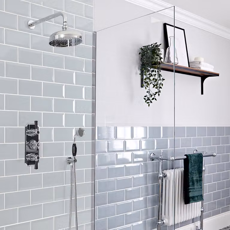 Sistema Termostatico Tradizionale HudsonReed per Doccia e Vasca con Soffione da 300mm, Doccetta e Braccio Murale in Ottone - Cromo e Nero - Elizabeth