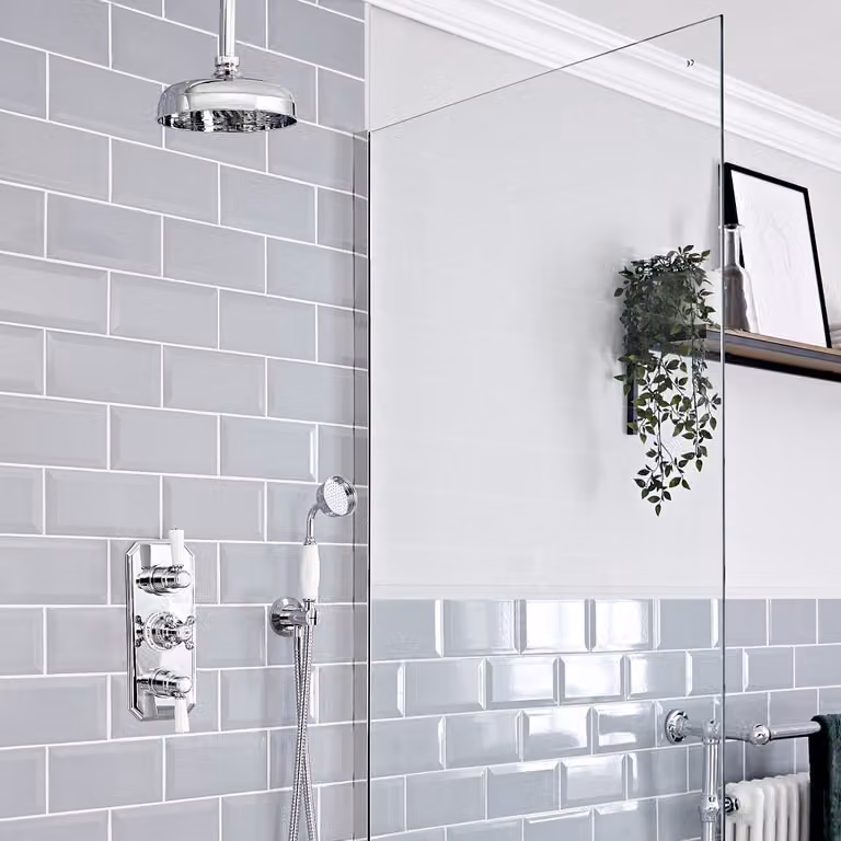 Sistema Doccia Termostatico Tradizionale con Soffione Doccia da 200mm, Doccetta e Braccio a Soffitto - Cromo & Bianco - Elizabeth