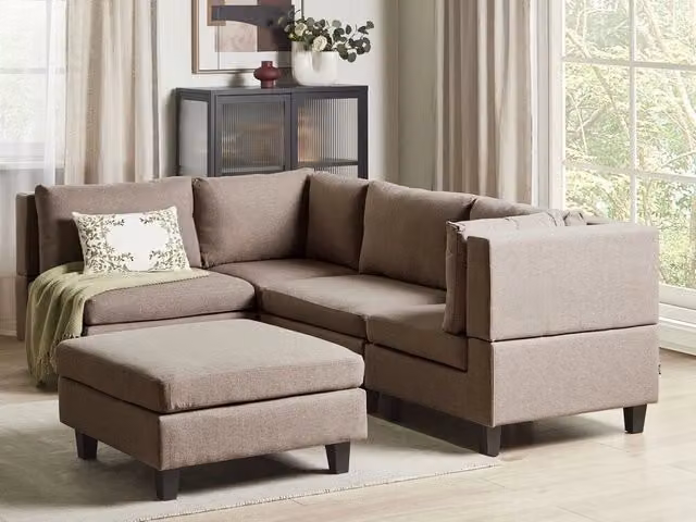 Divano componibile 4 posti imbottito in tessuto marrone con gambe nere schienale imbottito lato destro con pouf stile moderno