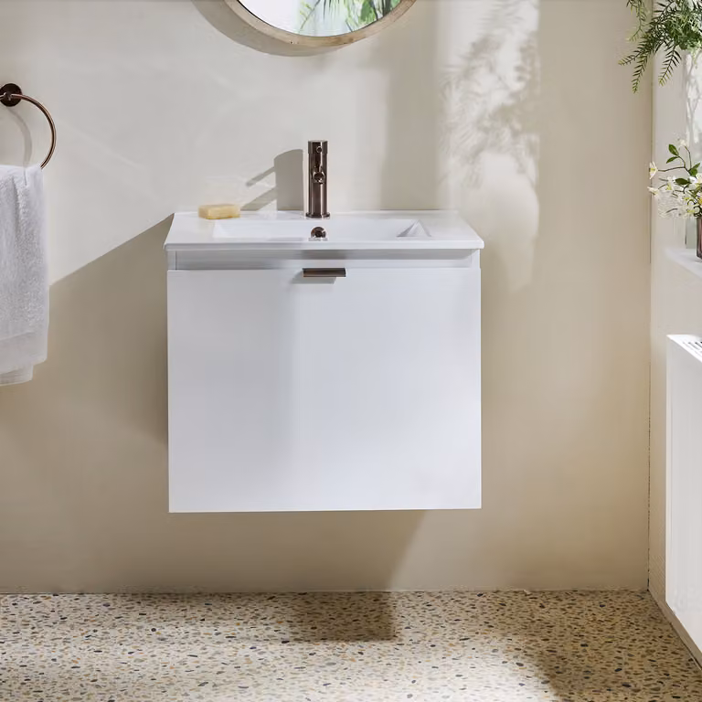 Mobile Bagno Bianco Sospeso da 600mm con Lavabo e Maniglia con Impugnatura a Dito in Bronzo Spazzolato - Cluo