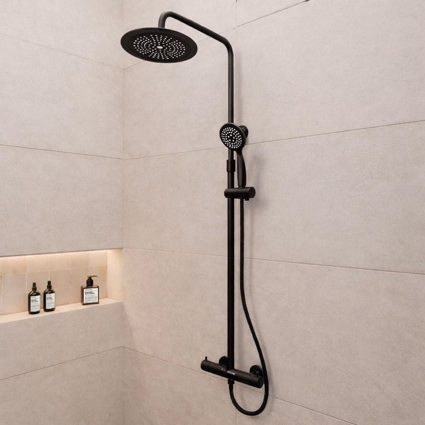 Colonna doccia termostatica, finitura nero opaco, dimensioni 133x28x52 cm, con sistema anticalcare