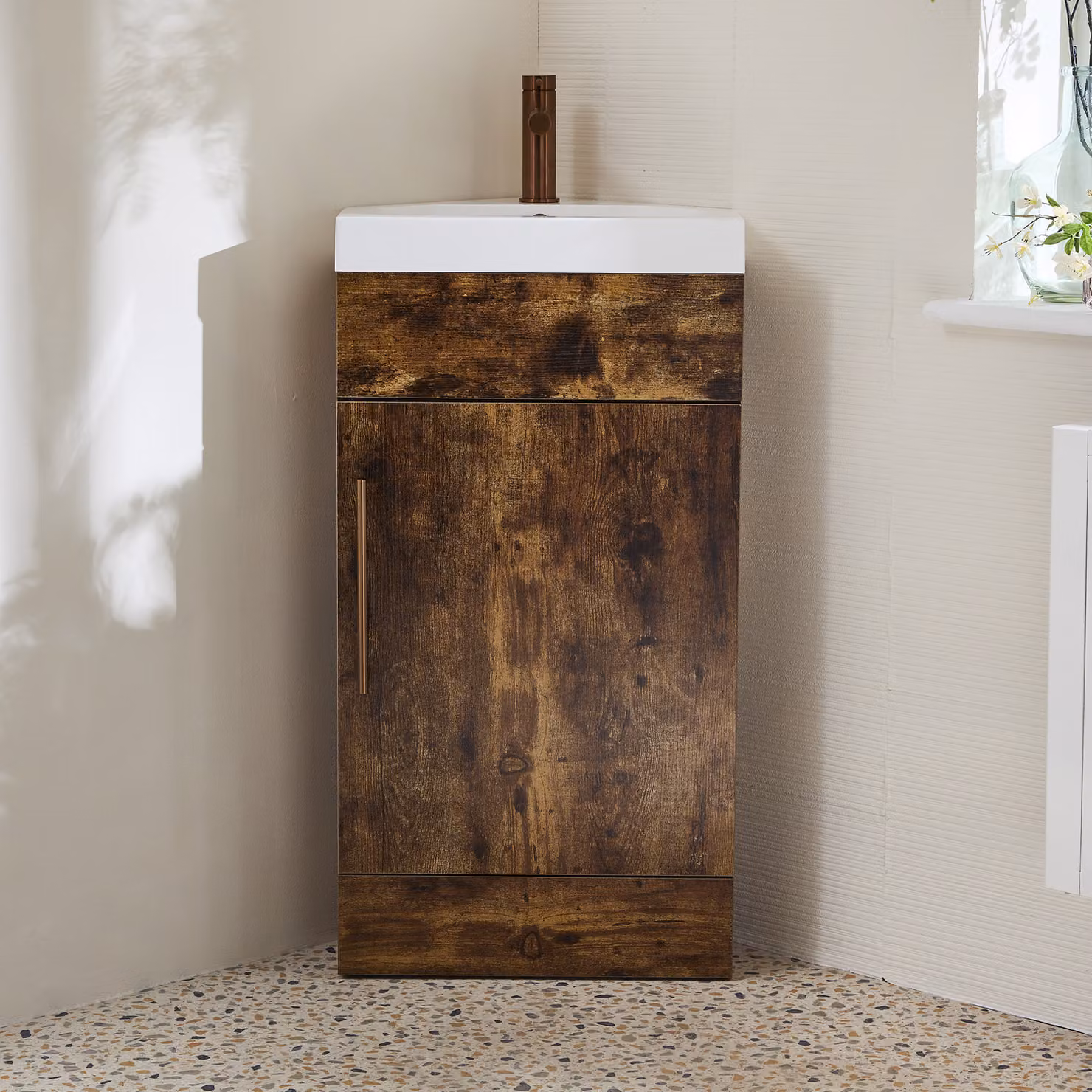 Mobile Bagno a Terra Angolare Rovere Scuro da 450mm con Lavabo e Maniglia con Barra a T in Rame Satinato - Cluo