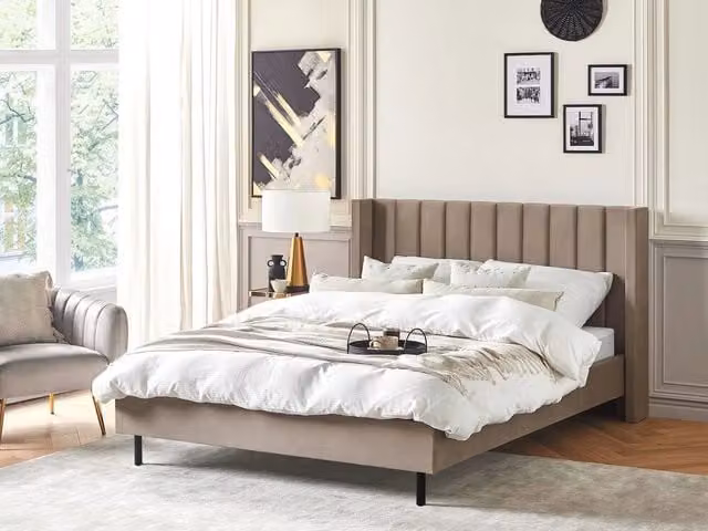 Letto matrimoniale Beliani in velluto beige stile glamour con doghe L/P: 160 x 200 cm