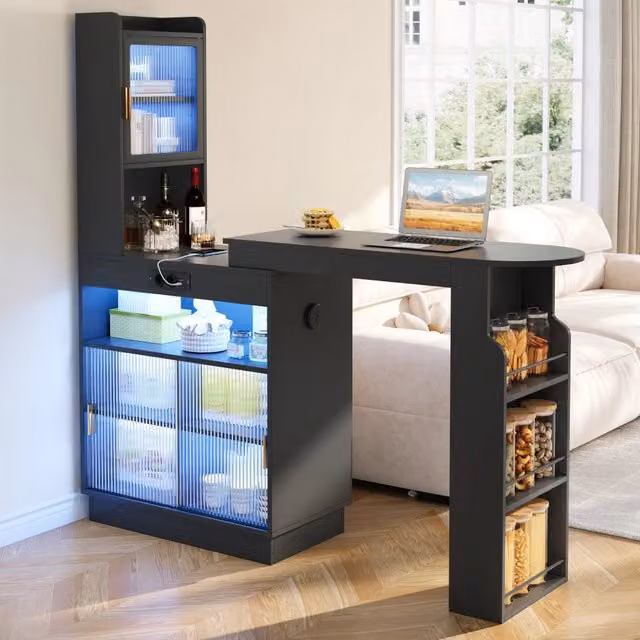Bar allungabile e tavolo alto nero con contenitore, credenza e mobile cucina con ante in vetro. Illuminazione LED con controllo app, presa, USB e USB-C. 131–170 x 40 x 170 cm