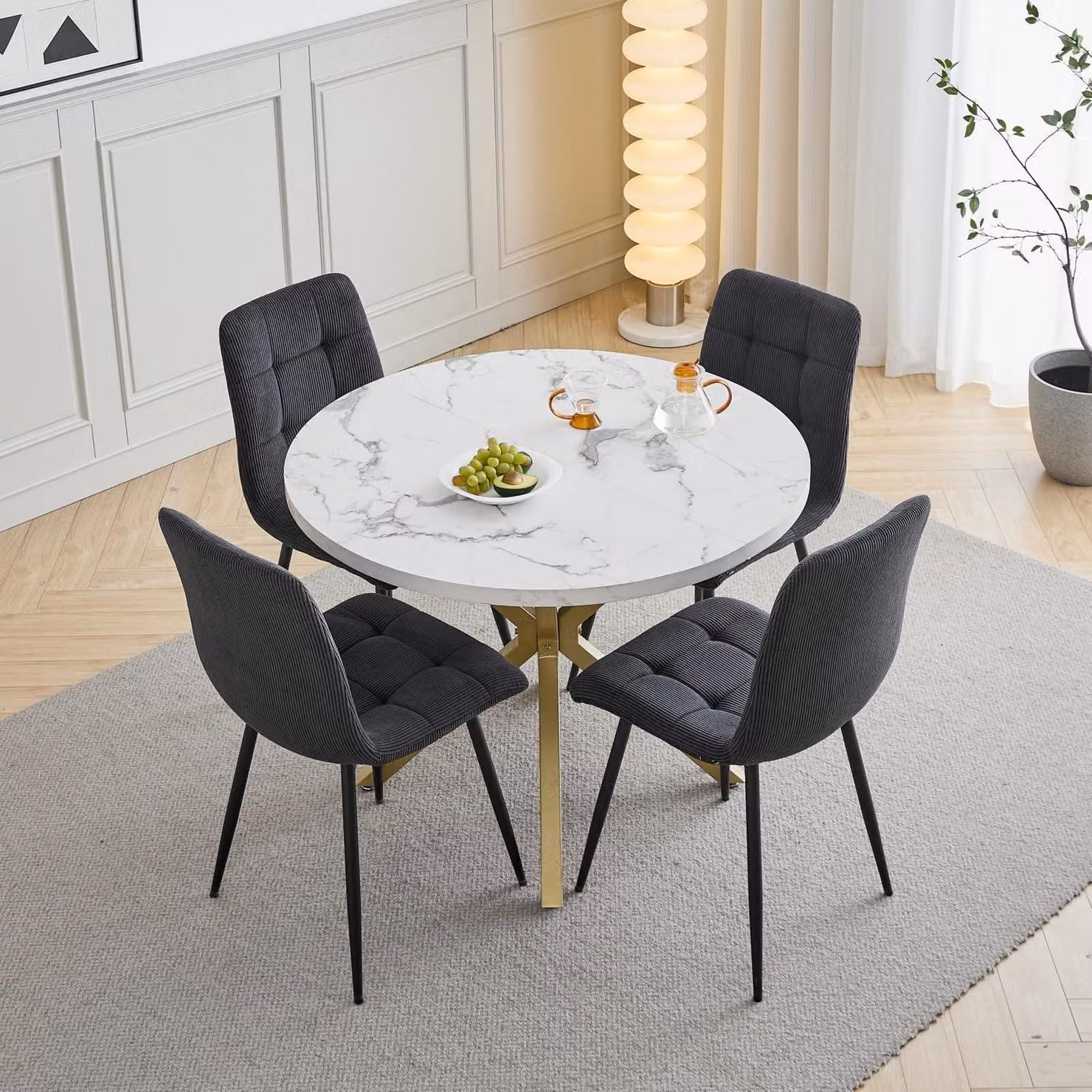 Set tavolo e sedie da pranzo: 1 tavolo, 4 sedie. Tavolo rotondo da pranzo, diametro 100 cm. Schienali alti. Finitura effetto marmo. Colore nero. Gambe del tavolo dorate