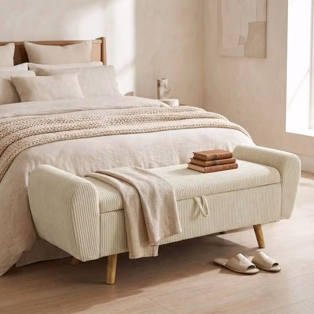 Panca contenitore WISHDOR imbottita in velluto a coste beige con braccioli arrotondati e gambe in legno di gomma L: 120 cm, P: 47 cm, H: 30 cm – 1