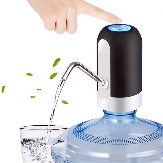 Distributore d'acqua automatico USB a mano per il campeggio e l'uso domestico, compatibile con bottiglie da 11,36-18,93 litri, ricaricabile tramite USB.