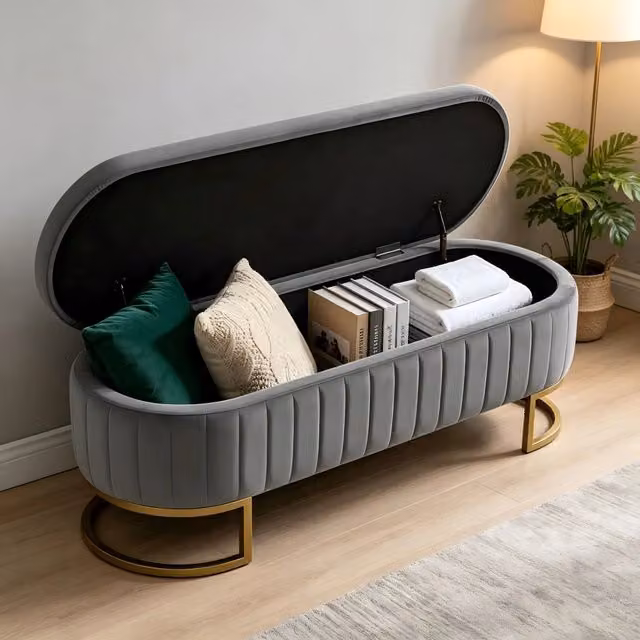 Banca contenitore OKWISH in velluto grigio chiaro con piedi in metallo e trapuntatura verticale, Lunghezza: 130 cm – 1
