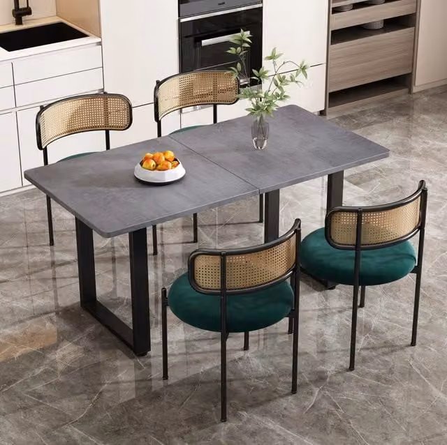 Set da pranzo con tavolo rettangolare e sedie in velluto grigio e nero