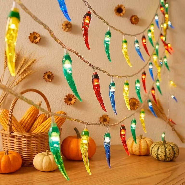Catena luminosa a forma di peperoncino, con 10 LED bianco caldo, lunghezza 1,5 metri, alimentata a batteria