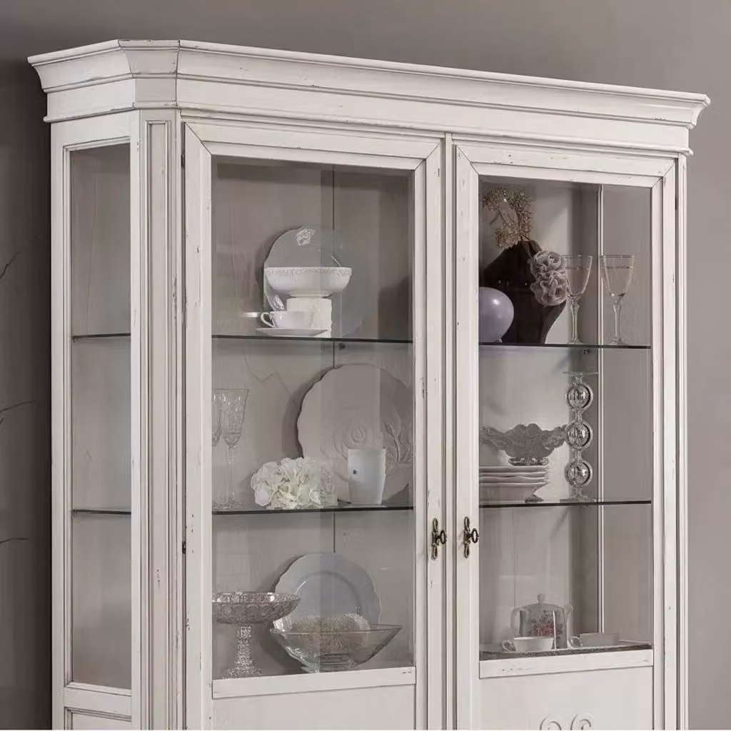 Vetrina classica Mobili 2G con 2 ante in vetro e intarsio in legno bianco anticato L: 162 cm, P: 54 cm, H: 217 cm – 2