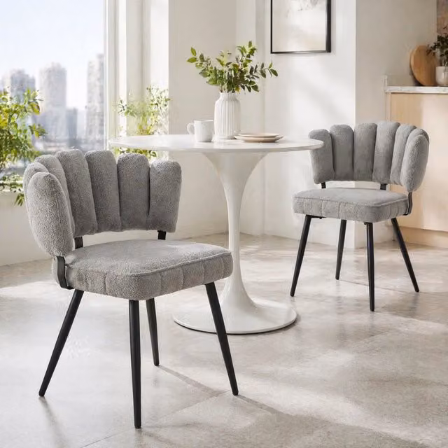 Sedia moderna REDOM con schienale a fiore in velluto grigio chiaro e gambe in metallo nero