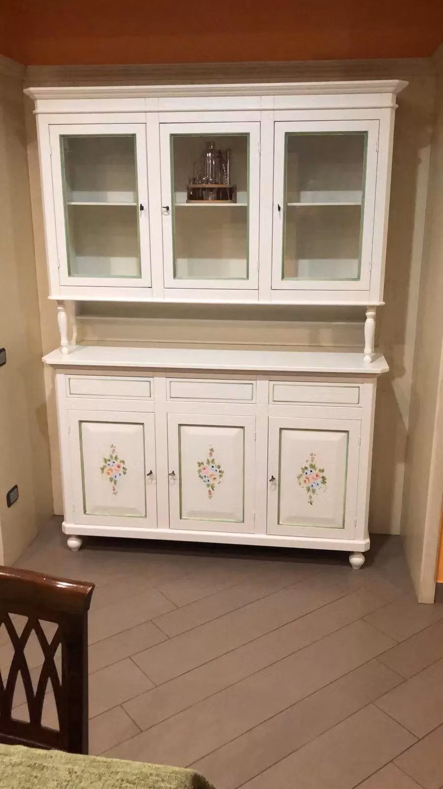 Cristalliera Napoletana con 3 Porte e Decori Floreali Mobili 2G Bianco Sporco L: 150 cm, P: 43 cm, H: 208 cm – 2