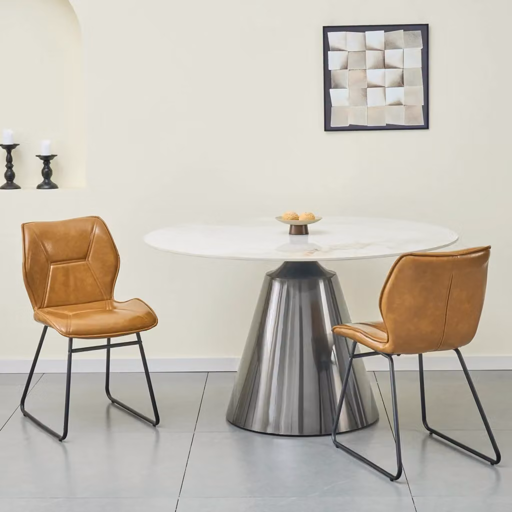Set di 2 sedie da sala da pranzo OKWISH in pelle sintetica marrone con struttura in metallo e finitura opaca – 2
