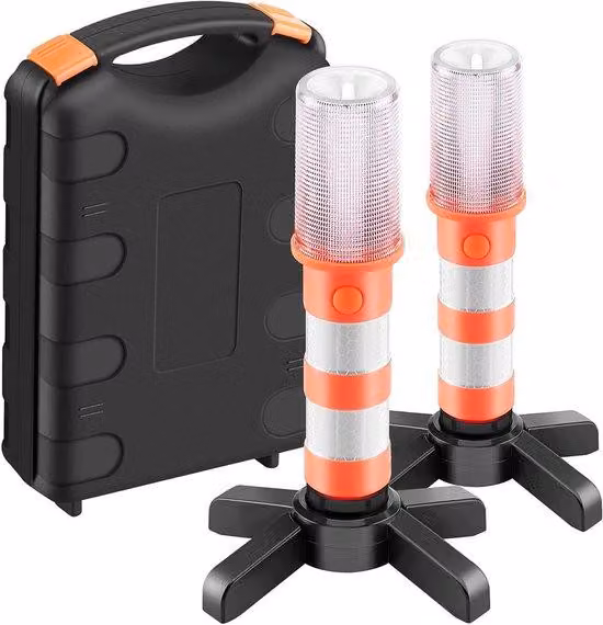 Due lampioni a LED, un kit di alimentazione di emergenza per l'auto, e luci di sicurezza per segnalazioni stradali e situazioni di emergenza