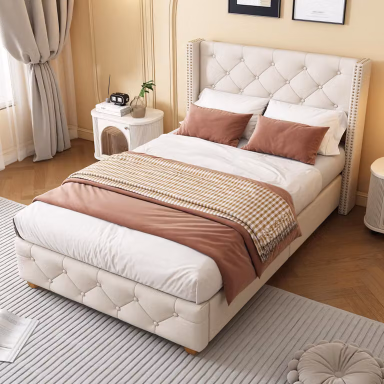 Letto imbottito MODFU 90x190 con testiera fissata con due file di rivetti metallici, struttura del letto con rete a doghe, lenzuola, senza materasso, color beige