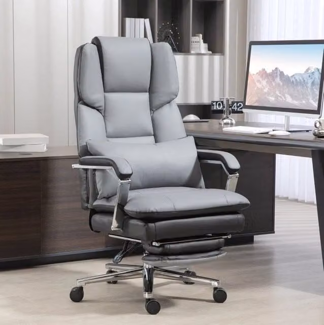 Sedia da ufficio ergonomica grigia con poggiapiedi
