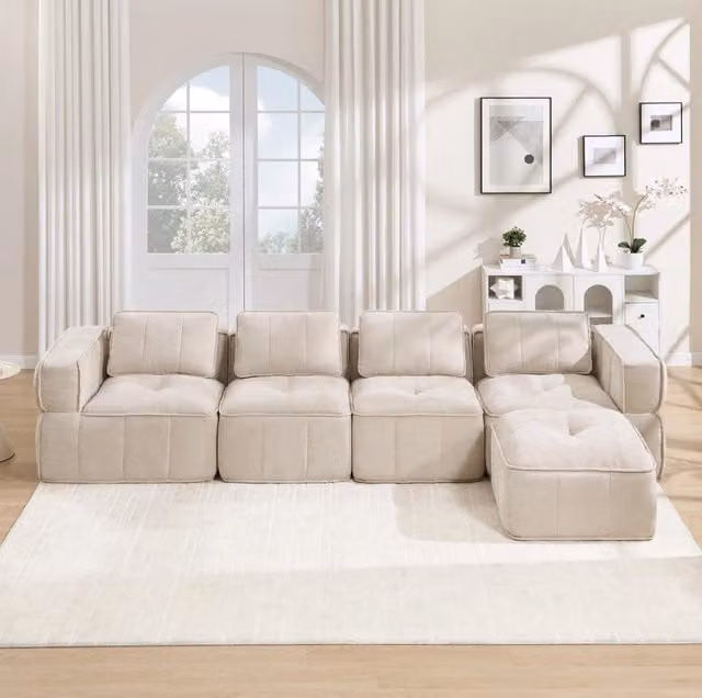 Divano modulare angolare in poliestere beige con pouf e seduta profonda