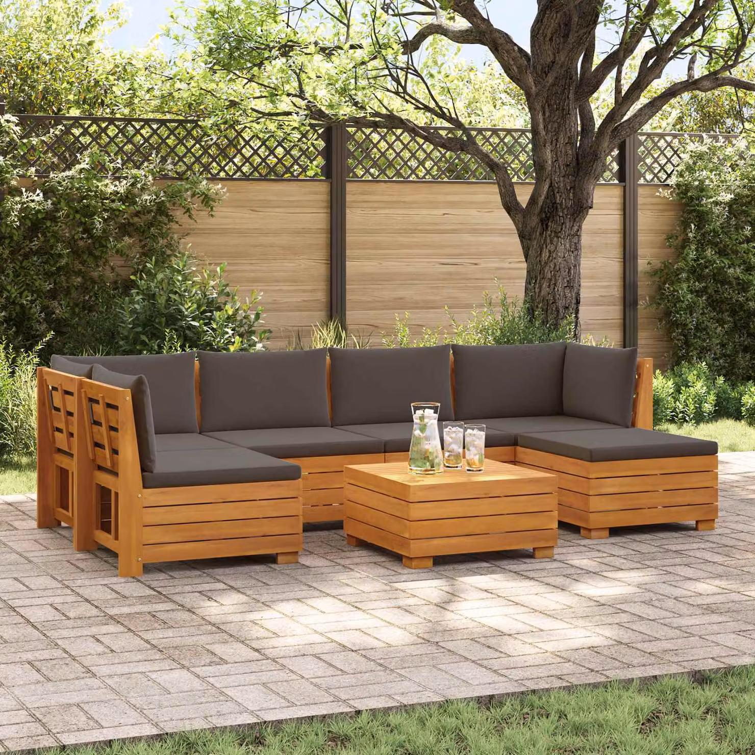 Set di divani da esterno vidaXL in legno di acacia massello marrone, composizione a forma di U con 7 pezzi inclusi cuscini e tavolino da caffè