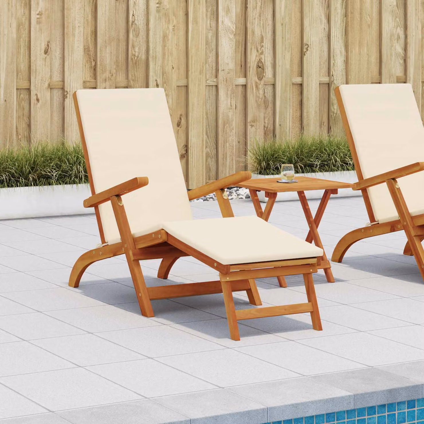 Set di 2 lettini prendisole reclinabili e pieghevoli vidaXL in legno di acacia con poggiatesta regolabile e braccioli, Bianco Crema