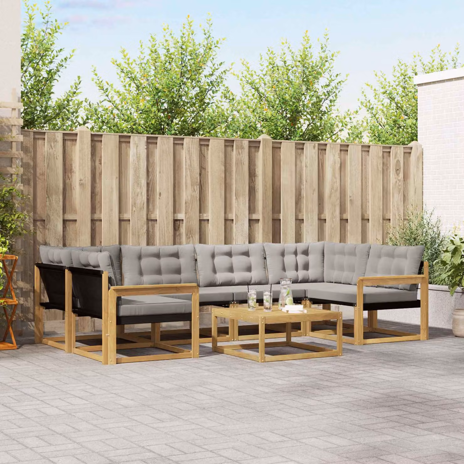 Set di divani da esterno vidaXL a forma di U composto da 7 pezzi in legno di acacia con cuscini bianchi e grigi e tavolino da caffè