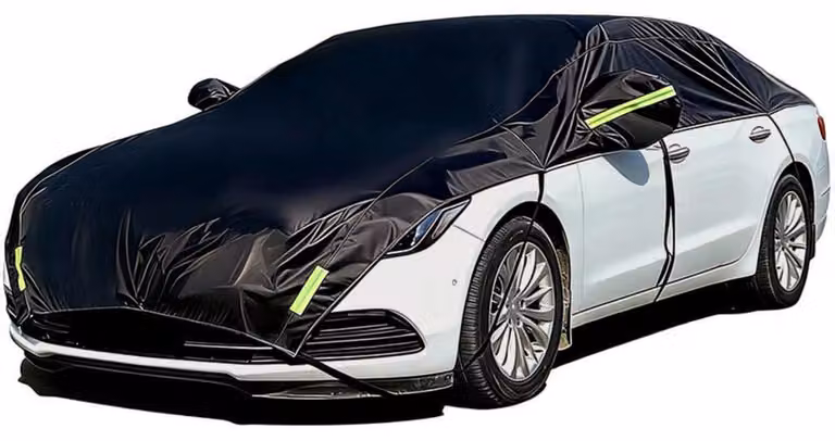 Copertura per auto, tipo "mezza garage", realizzata in tessuto Oxford 420D, adatta a berline di lunghezza compresa tra 4,5 metri e 4,85 metri. Include una copertura per il parabrezza