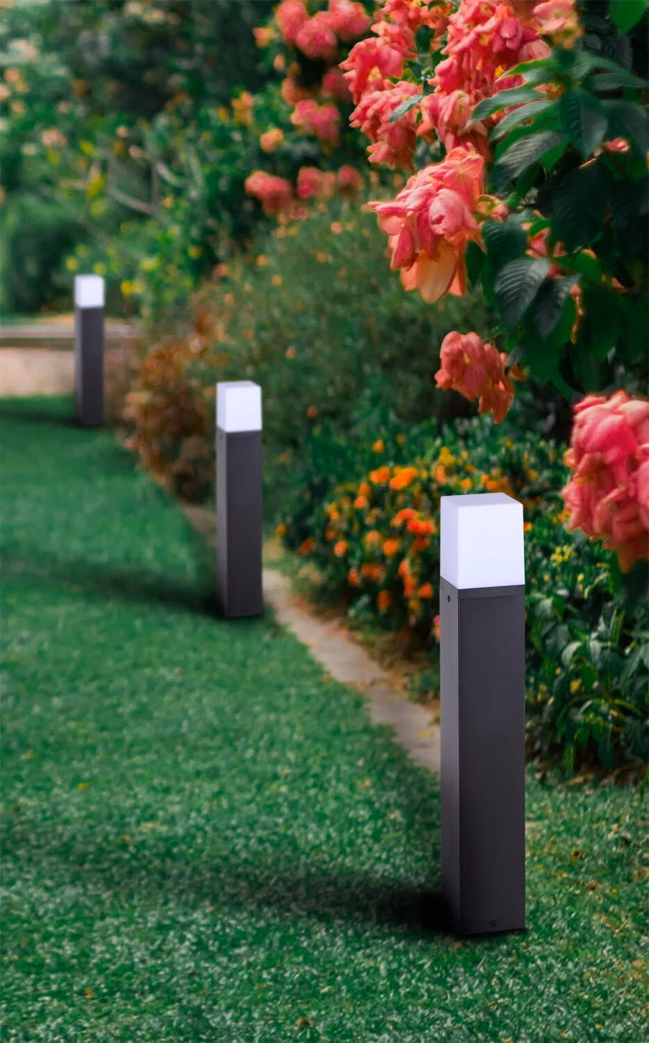 Lampada da giardino a stelo nero Kaja GENEVA K-8141