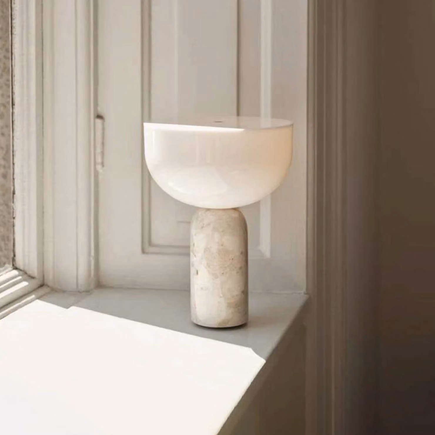 New Works Lampada da tavolo a LED Kizu, dimmerabile, Crema / Ambra, Soggiorno / Sala da pranzo, Pietra, Design, Lampada da tavolo LED