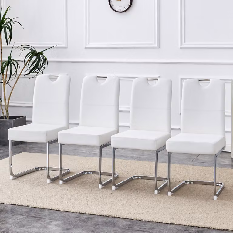 Un set di due sedie da pranzo bianche, con schienale alto e imbottitura, dotate di sistema di supporto a molle integrato e design ergonomico: una perfetta combinazione di comfort ed eleganza