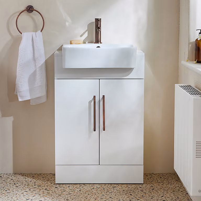 Mobile Bagno a Terra Bianco da 550mm con Lavabo e Maniglie con Barra a T in Bronzo Spazzolato - Cluo