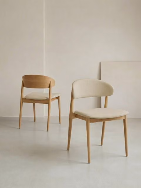 Set di 2 sedie Marse in legno massello naturale con rivestimento in tessuto beige Kenay Home