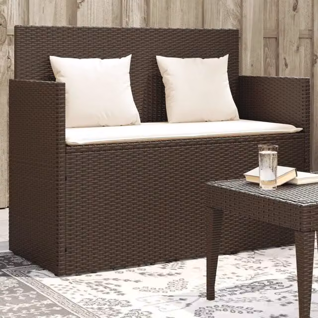Panca da giardino moderna vidaXL in polyrattan marrone con cuscini bianchi e braccioli L: 120 cm, P: 90,5 cm, H: 50 cm
