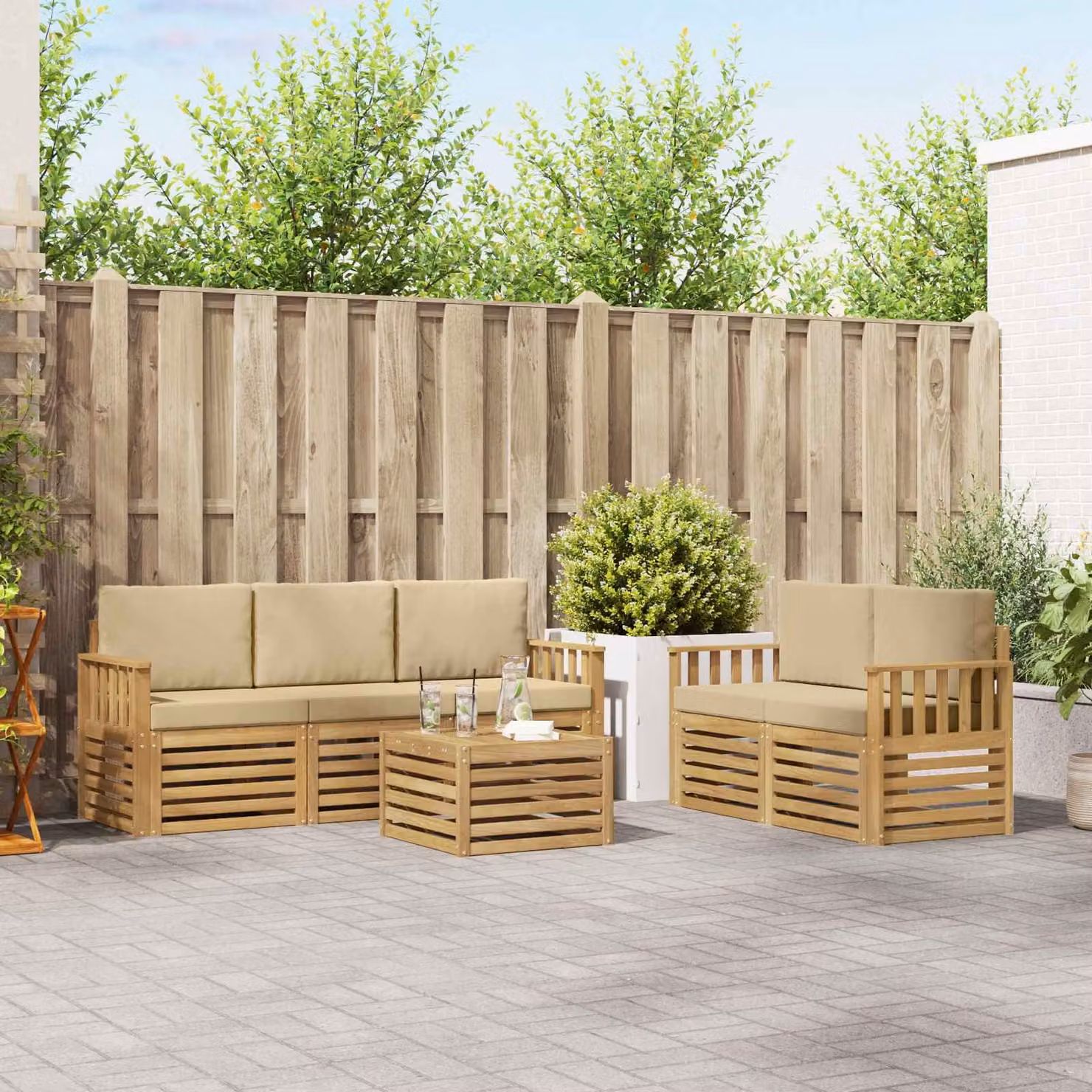 Set di divani da esterno a L con tavolino vidaXL in legno di acacia, colore bianco e beige, composto da 6 pezzi con cuscini inclusi