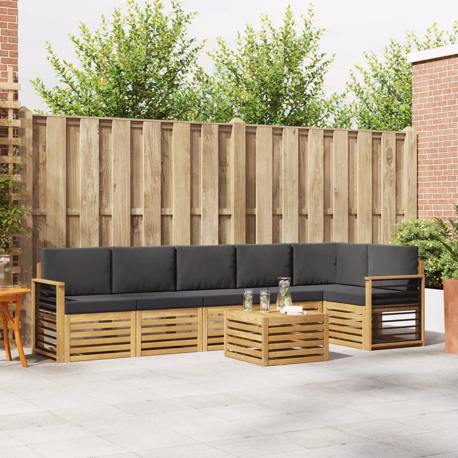 vidaXL Set di divani da esterno 7 pezzi a forma di L con tavolino, struttura in legno di acacia e cuscini bianchi e antracite